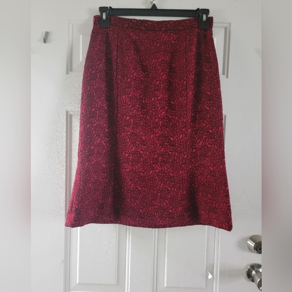 Elegant Red Floral Women's Top And Skirt - Picture 3 of 8